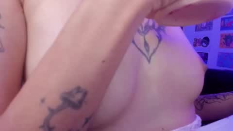 Snapshot of helloskinnygirls chatting on October 14, 2025, 9:59 pm Raven and Momo online show from October 14, 2025, 9:59 pm