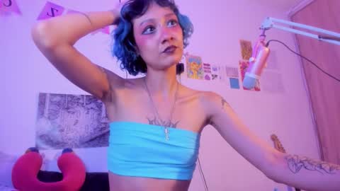 Snapshot of helloskinnygirls chatting on November 30, 2025, 5:33 am Raven and Momo online show from November 30, 2025, 5:33 am