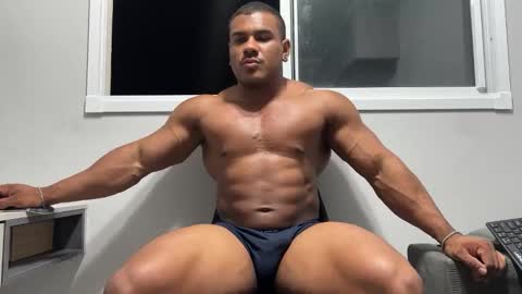 Snapshot of henrimusclee chatting on February 19, 2025, 11:36 pm Henri online show from February 19, 2025, 11:36 pm