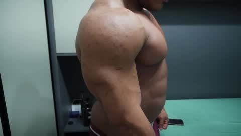 Snapshot of henrimusclee chatting on September 26, 2025, 12:47 am Henri online show from September 26, 2025, 12:47 am