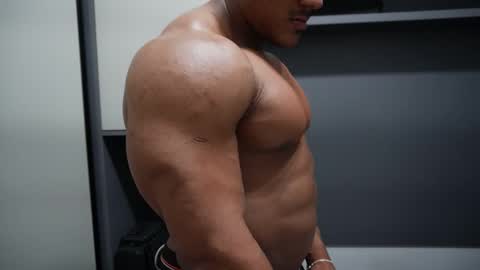 Snapshot of henrimusclee chatting on December 2, 2025, 12:05 am Henri online show from December 2, 2025, 12:05 am