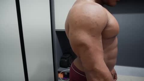 Snapshot of henrimusclee chatting on December 3, 2025, 9:35 pm Henri online show from December 3, 2025, 9:35 pm