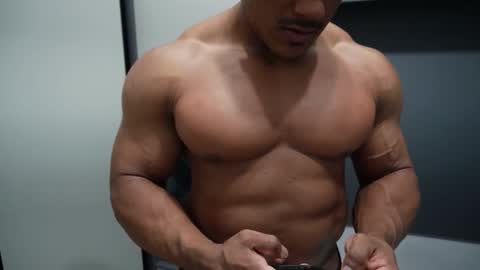 Snapshot of henrimusclee chatting on December 18, 2025, 11:11 pm Henri online show from December 18, 2025, 11:11 pm