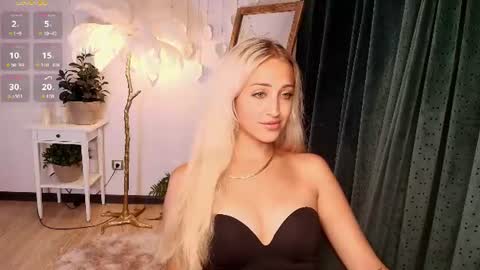 Snapshot of here_wego_again_ chatting on August 5, 2026, 2:25 am Elise online show from August 5, 2026, 2:25 am