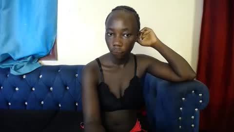 Snapshot of hevyn_sweetness chatting on December 14, 2025, 12:43 pm Hevyn online show from December 14, 2025, 12:43 pm