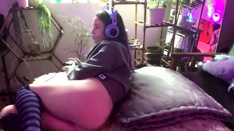 Snapshot of heynicole01 chatting on January 2, 2025, 10:33 pm FlexieFae online show from January 2, 2025, 10:33 pm