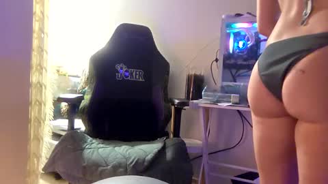 Snapshot of heynicole01 chatting on February 27, 2025, 6:50 am FlexieFae online show from February 27, 2025, 6:50 am