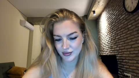 Snapshot of hi_lina chatting on June 23, 2026, 2:20 am Hi lina online show from June 23, 2026, 2:20 am