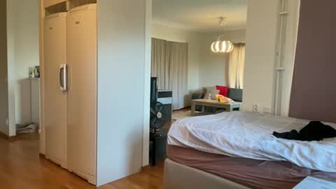 hichemlacoste333 online show from October 18, 2025, 12:06 pm