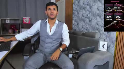 Snapshot of hiddenoffice chatting on February 3, 2026, 5:27 am George online show from February 3, 2026, 5:27 am