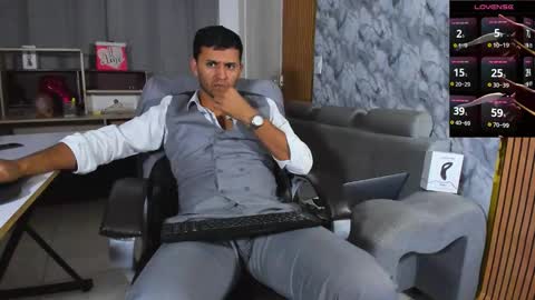 Snapshot of hiddenoffice chatting on February 3, 2026, 6:40 am George online show from February 3, 2026, 6:40 am