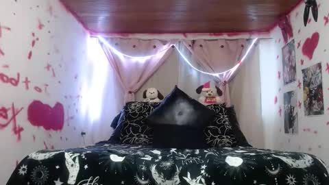 Snapshot of hinasha chatting on February 4, 2026, 12:27 am Angel online show from February 4, 2026, 12:27 am