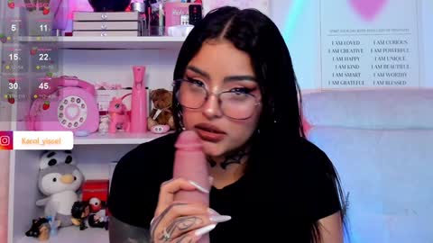 Snapshot of hinataweed01 chatting on February 26, 2025, 1:11 am Karol Independent Model online show from February 26, 2025, 1:11 am