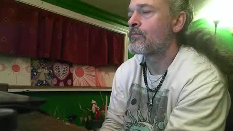 hippiedad333 online show from March 5, 2026, 1:34 am