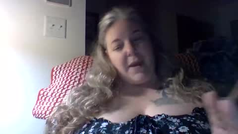 hippysnewhere online show from April 28, 2026, 8:52 am