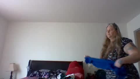 hippysnewhere online show from April 29, 2026, 2:54 pm