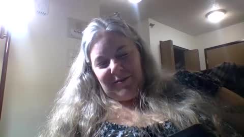hippysnewhere online show from May 9, 2026, 2:28 am