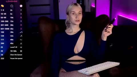 Snapshot of hitchcocianblonde_ chatting on November 6, 2025, 6:09 pm Mary online show from November 6, 2025, 6:09 pm
