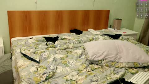 Holly online show from February 5, 2025, 9:18 pm