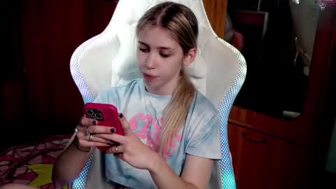 Holly online show from November 1, 2025, 6:21 pm