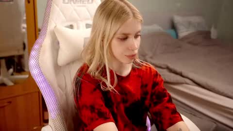 Holly online show from May 27, 2026, 6:49 pm