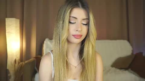 Snapshot of holayoula chatting on July 1, 2026, 8:05 am Moni Monica online show from July 1, 2026, 8:05 am