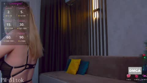 Snapshot of holl1would chatting on January 3, 2025, 10:19 pm My social media links subscribe to support me online show from January 3, 2025, 10:19 pm