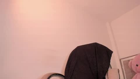 holly_16 online show from May 9, 2026, 10:48 pm