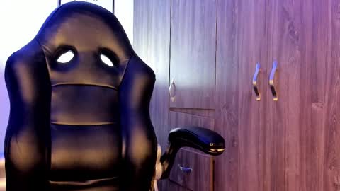 Snapshot of holly_29_m chatting on February 21, 2025, 8:51 am Mara online show from February 21, 2025, 8:51 am