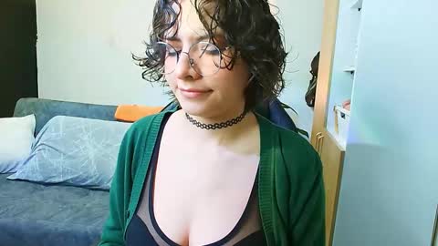 Holly and Honey online show from September 19, 2025, 9:15 pm