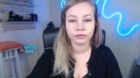 Snapshot of holly_bb95 chatting on December 30, 2024, 6:31 am Holly online show from December 30, 2024, 6:31 am