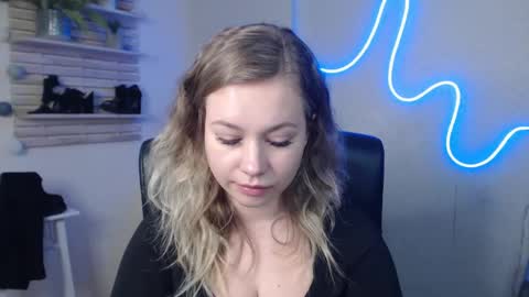 Snapshot of holly_bb95 chatting on January 7, 2025, 7:31 am Holly online show from January 7, 2025, 7:31 am