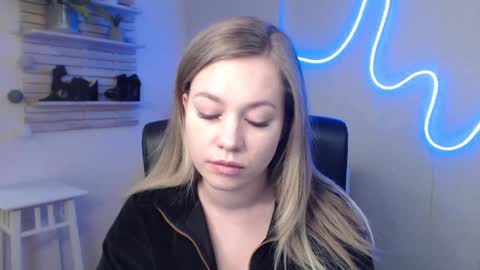 Snapshot of holly_bb95 chatting on January 8, 2025, 7:24 am Holly online show from January 8, 2025, 7:24 am