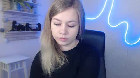 Snapshot of holly_bb95 chatting on January 16, 2025, 3:23 am Holly online show from January 16, 2025, 3:23 am