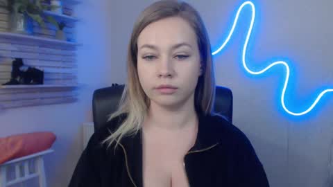 Snapshot of holly_bb95 chatting on January 17, 2025, 9:39 am Holly online show from January 17, 2025, 9:39 am