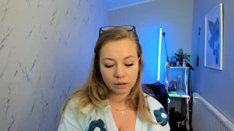 Snapshot of holly_bb95 chatting on September 30, 2025, 5:07 pm Holly online show from September 30, 2025, 5:07 pm