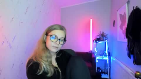 Holly online show from November 12, 2025, 7:13 pm