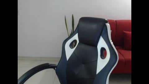 Itzel online show from June 21, 2026, 4:04 am