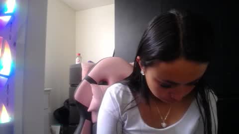 Snapshot of holly_rose69 chatting on January 7, 2026, 6:54 pm Holly online show from January 7, 2026, 6:54 pm