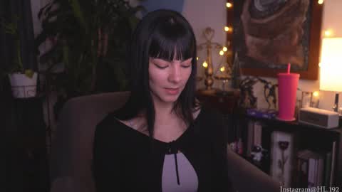 Holly Linder online show from December 4, 2025, 1:48 am