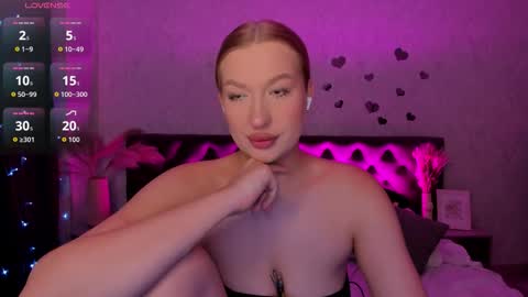 Snapshot of hollyylee chatting on October 12, 2025, 11:59 pm Emma online show from October 12, 2025, 11:59 pm