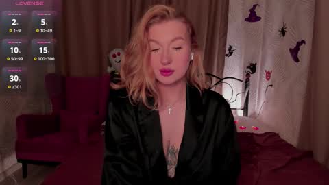 Snapshot of hollyylee chatting on October 25, 2025, 1:24 am Emma online show from October 25, 2025, 1:24 am