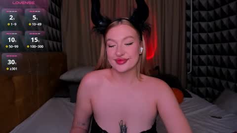 Snapshot of hollyylee chatting on October 31, 2025, 1:17 am Emma online show from October 31, 2025, 1:17 am