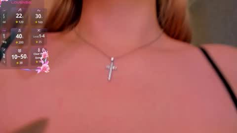 Snapshot of hollyylee chatting on November 22, 2025, 1:04 am Emma online show from November 22, 2025, 1:04 am