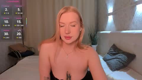 Snapshot of hollyylee chatting on February 24, 2026, 1:03 am Emma online show from February 24, 2026, 1:03 am