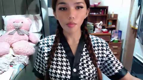 Snapshot of holy_molly1 chatting on January 5, 2026, 7:06 pm holy_molly1 online show from January 5, 2026, 7:06 pm