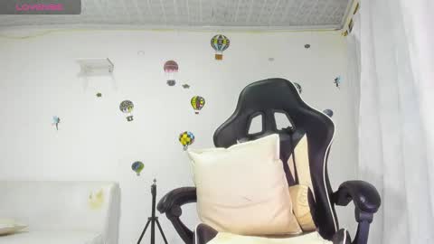 Snapshot of holy_sailt chatting on March 5, 2025, 10:54 pm Holly online show from March 5, 2025, 10:54 pm