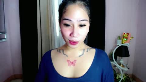 holy_samyx online show from November 23, 2025, 2:33 am