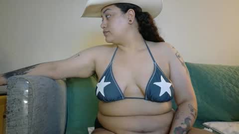 Snapshot of honeeyyy_pot chatting on May 18, 2026, 1:45 am Honey online show from May 18, 2026, 1:45 am