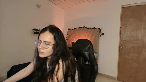 Snapshot of honey_buu chatting on September 16, 2025, 1:34 pm online show from September 16, 2025, 1:34 pm